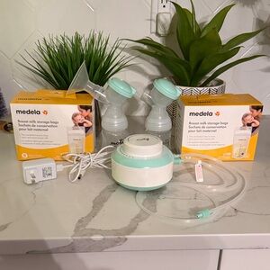 Medela Mint and White Breast Pump Kit